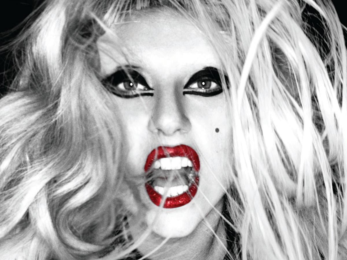 EXCLUSIVE! LADY GAGA CHANNELS ISABELLA BLOW... AGAIN! Despre homari coronite si alte "pasari"