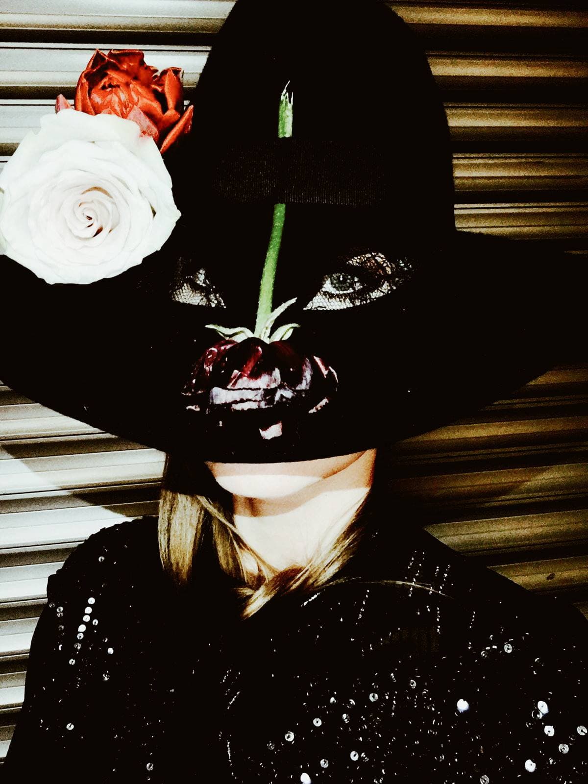 MARTEA NEAGRA CU IULIA ALBU