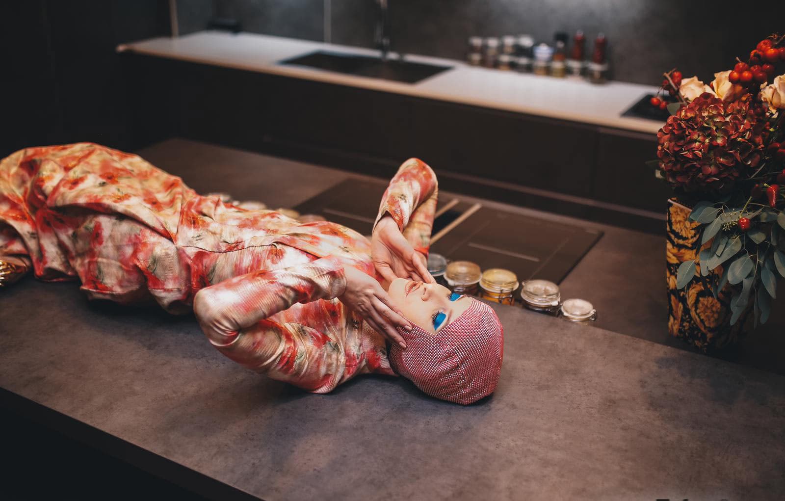 Mai bine pe insulă, decât pe masă, mai bine chef(ă) la tine acasă!