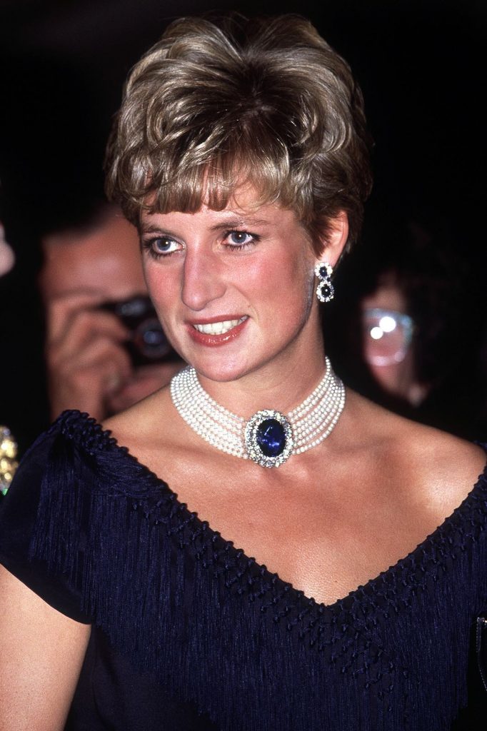 Printesa Diana putand colierul din perle cu diamante si safir albastru
