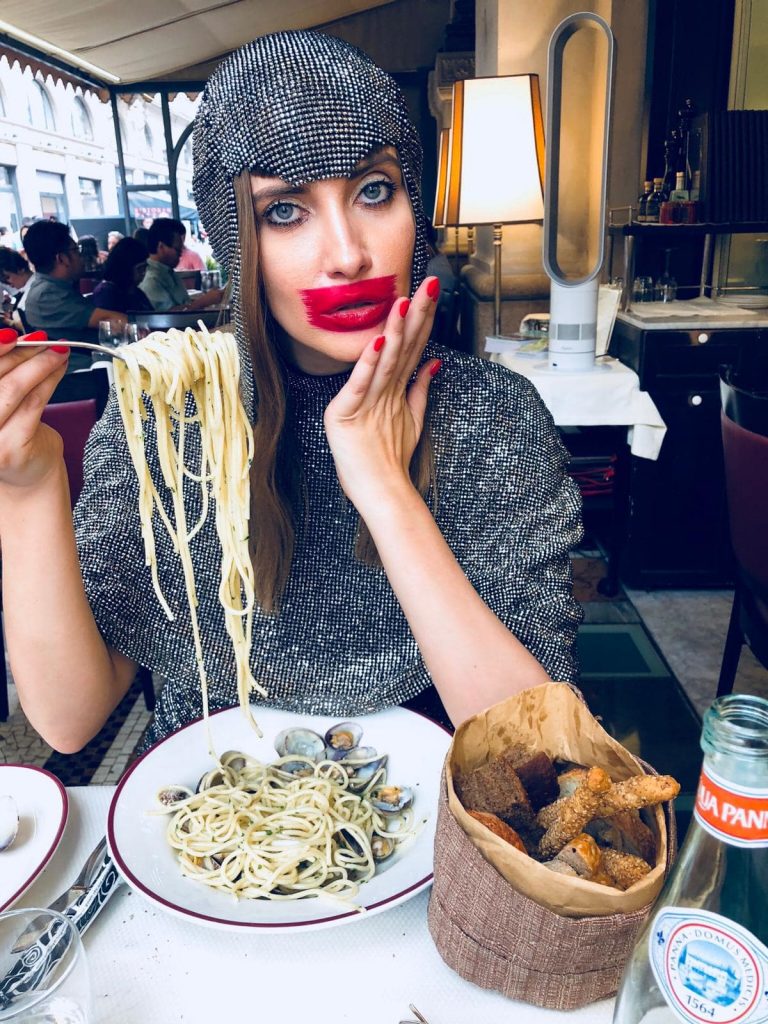  Iulia Albu mănâncă paste 